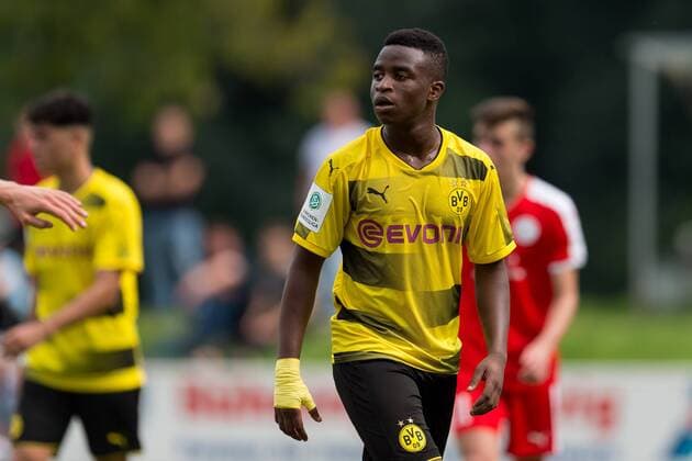 Dortmund, Germany 26.08.2017, B-Junioren Bundesliga West 17 18 4. Spieltag, Hombrucher SV - BV Borussia Dortmund, Youssoufa Moukoko (U-17 BVB) schaut ( DeFodi001