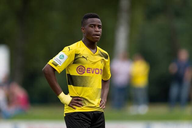 Dortmund, Germany 26.08.2017, B-Junioren Bundesliga West 17 18 4. Spieltag, Hombrucher SV - BV Borussia Dortmund, Youssoufa Moukoko (U-17 BVB) schaut ( DeFodi001