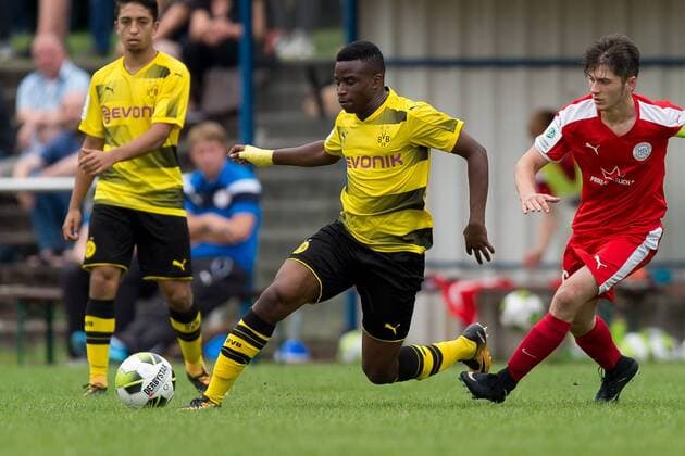 Dortmund, Germany 26.08.2017, B-Junioren Bundesliga West 17 18 4. Spieltag, Hombrucher SV - BV Borussia Dortmund, Youssoufa Moukoko (U-17 BVB) und Bajrush Osmani (Homburch) im zweikampf ( DeFodi001
