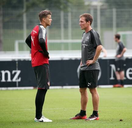 VfB Stuttgart Training Deutschland, Stuttgart, 27.08.2017, Fussball, Bundesliga, Saison 2017 2018, VfB Stuttgart Training: v.l. Mitchell Langerak, Hannes Wolf (Trainer).