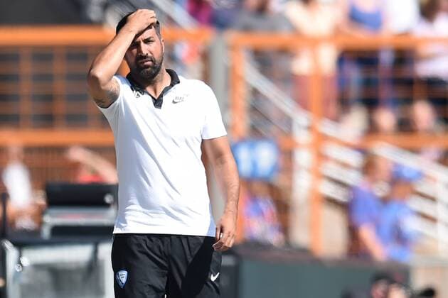 Fussball 2. Liga 04. Spieltag VfL Bochum vs. SG Dynamo Dresden am 27.08.2017 im Vonovia Ruhrstadion in Bochum Trainer Ismail Atalan (Bochum) nachdenklich. MT