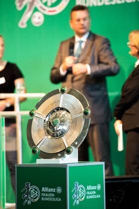 GER, Dortmund, Deutsches Fussballmuseum, Saisoneröffnung Allianz Frauen-Bundesliga, 28.08.2017, Deutsches Fussballmuseum , Dortmund, GER, Dortmund, Deutsches Fussballmuseum, Saisoneröffnung Allianz Frauen-Bundesliga, , im Bild picture shows Meisterschale der Allianz Frauen-Bundesliga, im Hintergrund Reinhard Grindel (DFB Praesident), nordphotox xRauch nph00251