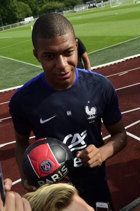 Kylian Mbappe signant un Ballon du PSG FOOTBALL : entrainement des joueurs de l equipe de France a Clairefontaine - 28 08 2017 JBAutissier Panoramic 