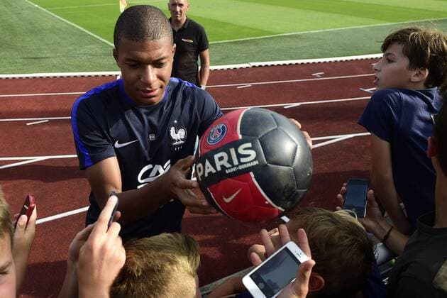 Kylian Mbappe signant un Ballon du PSG FOOTBALL : entrainement des joueurs de l equipe de France a Clairefontaine - 28 08 2017 JBAutissier Panoramic 