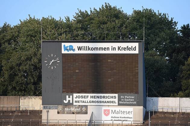 Fußball Regionalliga West 3. Spieltag KFC Uerdingen - Rot-Weiss Essen am 29.08.2017 im Grotenburg-Stadion in Krefeld Funktionsuntüchtige defekte Anzeigetafel im Grotenburg-Stadion in Krefeld xRx