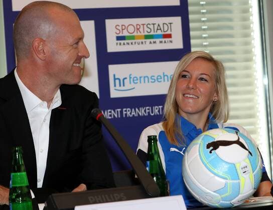 30.8.2017 Frankfurt am Main, Allianz Frauen-Bundesliga Saison 2017 2018 FFC Frankfurt Saisoneröffnungspressekonferenz Cheftrainer Matt Ross (FFC Frankfurt)) mit einer neuen Spielführeriin Prießen, Marith (13, FFC Frankfurt)