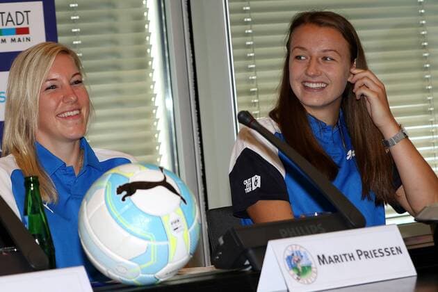 30.8.2017 Frankfurt am Main, Allianz Frauen-Bundesliga Saison 2017 2018 FFC Frankfurt Saisoneröffnungspressekonferenz die neue Spielführerin Prießen, Marith (13, FFC Frankfurt) und Pawollek, Tanja (31, FFC Frankfurt)