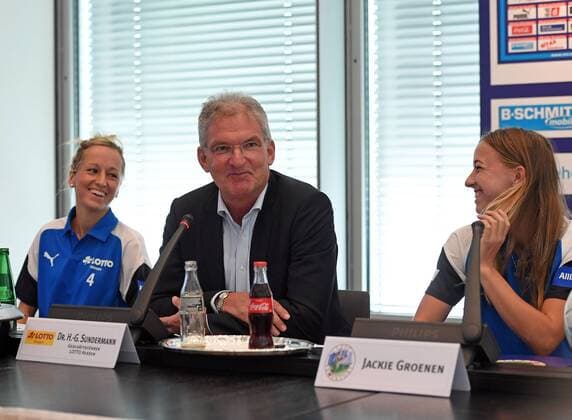 30.08.2017, xjhx, Fussball 1.Bundesliga Frauen, 1. FFC Frankfurt Saisoneroeffnungs-Pressekonferenz Saison 2017 18, emspor v.l. Kathrin Hendrich (1.FFC Frankfurt), Dr. Hans-Georg Sundermann (GF Lotto Hessen), Jackie Groenen (1.FFC Frankfurt) Frankfurt am Main