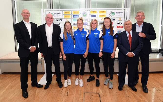 30.08.2017, xjhx, Fussball 1.Bundesliga Frauen, 1. FFC Frankfurt Saisoneroeffnungs-Pressekonferenz Saison 2017 18, emspor v.l. Trainer Matt Ross (1.FFC Frankfurt), Manager Siegfried Siggi Dietrich (1.FFC Frankfurt), Jackie Groenen (1.FFC Frankfurt), Kathrin Hendrich (1.FFC Frankfurt), Marith Priessen (1.FFC Frankfurt), Tanja Pawollek (1.FFC Frankfurt), Klaus Peter Mueller (Aufsichtsratsvorsitzender der Commerzbank AG), Dr. Hans-Georg Sundermann (GF Lotto Hessen) Frankfurt am Main