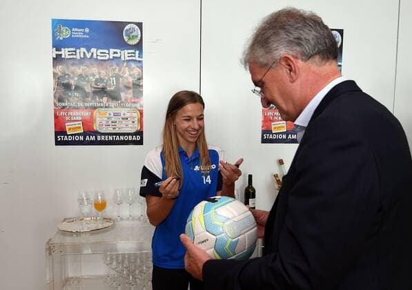 30.08.2017, xjhx, Fussball 1.Bundesliga Frauen, 1. FFC Frankfurt Saisoneroeffnungs-Pressekonferenz Saison 2017 18, emspor v.l. Jackie Groenen (1.FFC Frankfurt), Dr. Hans-Georg Sundermann (GF Lotto Hessen) Frankfurt am Main