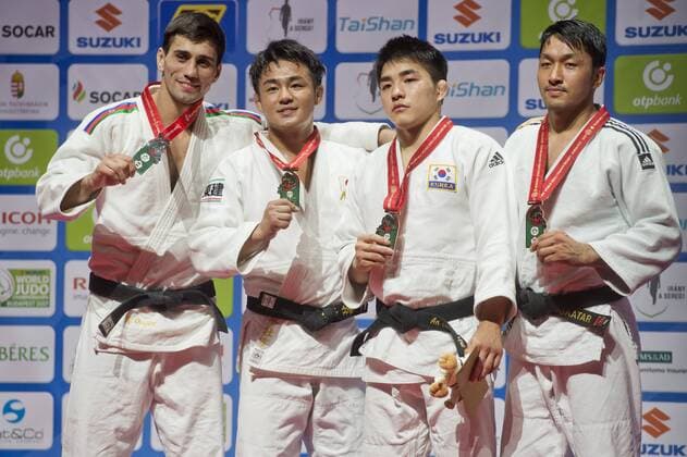From left: Rustam Orujov of Azerbaijan, second place, winner Soichi Hashimoto of Japan, An Changrim of South Korea and Odbayar Ganbaatar of Mongolia, both third place, pose with medals after the men s 73kg category final during the World Judo Championships in Budapest, Hungary, August 30, 2017. (CTKxPhoto VitxSimanek) CTKPhotoP201708300911401  VIS 014
