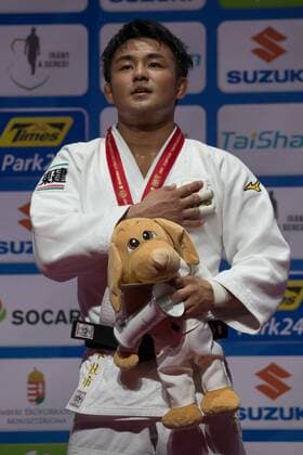 (170831) -- BUDAPEST, Aug. 31, 2017 -- Gold medalist Soichi Hashimoto of Japan attends the awarding ceremony for the men s -73kg category at the 2017 Suzuki World Judo Championships in Budapest, Hungary, on Aug. 30, 2017. )(zhf) (SP)HUNGARY-BUDAPEST-JUDO-WORLD CHAMPIONSHIPS-DAY 3 AttilaxVolgyi 