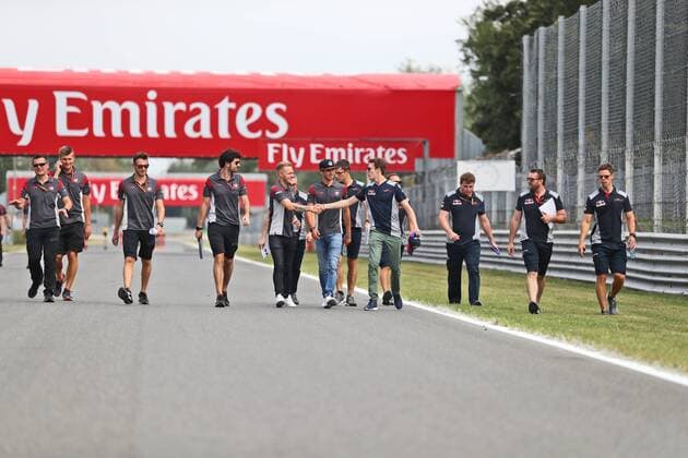Daniil Kwjat (Scuderia Toro Rosso) und Kevin Magnussen (Haas F1 Team) geben sich bei der Streckenbesichtigung die Hand, Grosser Preis von Italien 2017, Rennen, Motorsport, Formel 1, 31.08.2017, Monza Copyright: xNeisx Eibner-Pressefotox EP_ans