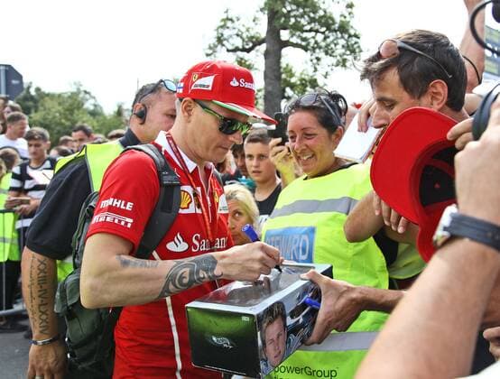 Kimi Raikkoenen (Scuderia Ferrari) schreibt Autogramme, Grosser Preis von Italien 2017, Rennen, Motorsport, Formel 1, 31.08.2017, Monza Copyright: xNeisx Eibner-Pressefotox EP_ans