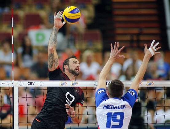 KATOWICE HALA SPODEK 31.08.2017 LOTTO EUROVOLLEY 2017 MECZ MISTRZOSTW EUROPY 2017 SIATKOWKA 1 4 FINALU NIEMCY (czarne) - CZECHY (bialo-niebieskie) NZ Gyorgy Grozer , Petr Michalek . FOT TOMASZ WANTULA NEWSPIX.PL KATOWICE SPODEK 31.08.2017 VOLEYYBALL MEN S CHAMPIONSCHIP LOTTO EUROVOLLEY POLAND 2017 QUARTERFINAL GERMANY - CZECH REPUBLIC TOMASZ WANTULA NEWSPIX.PL --- Newspix.pl  170831WAN005