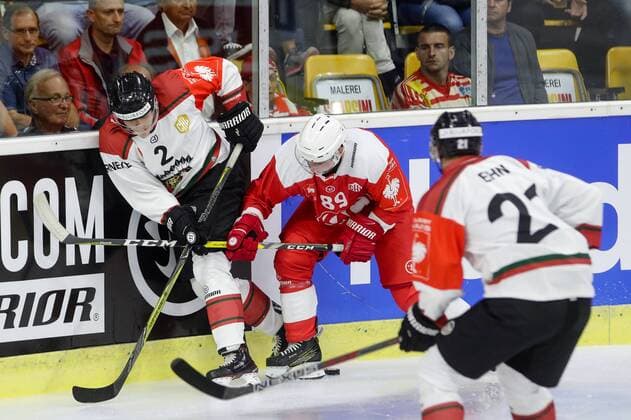 Ice hockey Eishockey - CHL, KAC vs Froelunda KLAGENFURT,AUSTRIA,31.AUG.17 - ICE HOCKEY - CHL, Champions Hockey League, group stage, KAC Klagenfurt vs Froelunda HC Gothenburg. Image shows Johannes Johannesen (Froelunda) and Marco Brucker (KAC). GEPAxpictures xMaticxKlansek