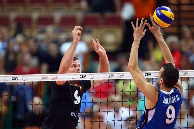 Katowice , Hala Spodek 31.08.2017 siatkowka Mistrzostwa Europy CEV 2017 Cwiercfinal 1 4 finalu Belgia - Wlochy NZ Pieter Verhees ( BEL ) Daniele Mazzone ( ITA ) FOT Michal Nowak Newspix.pl Katowice , Spodek s Hall 31.08.2017 sport volleyball 2017 CEV Volleyball European Championship EM Europameisterschaft - Men Quarter-final 1 4 Italy - Belgium photo by Michal Nowak Newspix.pl --- Newspix.pl  170831MIN110