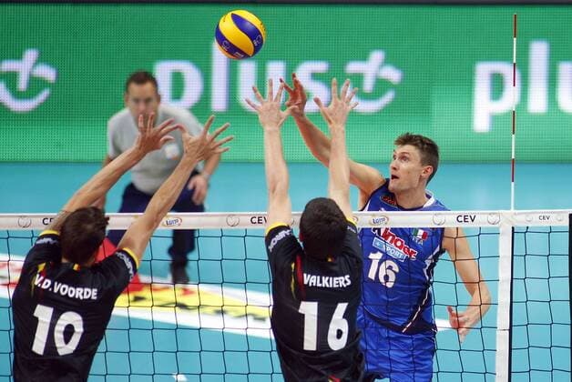 KATOWICE HALA SPODEK 31.08.2017 LOTTO EUROVOLLEY 2017 MECZ MISTRZOSTW EUROPY 2017 SIATKOWKA 1 4 FINALU BELGIA (czarne) - WLOCHY (niebieskie) NZ Oleg Antonov . FOT TOMASZ WANTULA NEWSPIX.PL KATOWICE SPODEK 31.08.2017 VOLEYYBALL MEN S CHAMPIONSCHIP LOTTO EUROVOLLEY POLAND 2017 QUARTERFINAL BELGIUM - ITALY TOMASZ WANTULA NEWSPIX.PL --- Newspix.pl  170831WAN130
