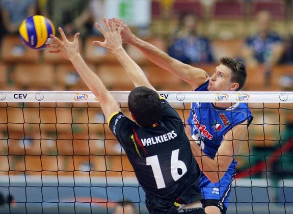 KATOWICE HALA SPODEK 31.08.2017 LOTTO EUROVOLLEY 2017 MECZ MISTRZOSTW EUROPY 2017 SIATKOWKA 1 4 FINALU BELGIA (czarne) - WLOCHY (niebieskie) NZ Matthias Valkiers , Oleg Antonov . FOT TOMASZ WANTULA NEWSPIX.PL KATOWICE SPODEK 31.08.2017 VOLEYYBALL MEN S CHAMPIONSCHIP LOTTO EUROVOLLEY POLAND 2017 QUARTERFINAL BELGIUM - ITALY TOMASZ WANTULA NEWSPIX.PL --- Newspix.pl  170831WAN148