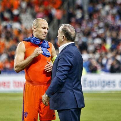 SAINT DENIS, Stade de France , WK-kwalificatie , 31-08-2017 , Frankrijk - Nederland , Arjen Robben met coach Dick Advocaat na afloop Frankrijk - Nederland  x1688142x