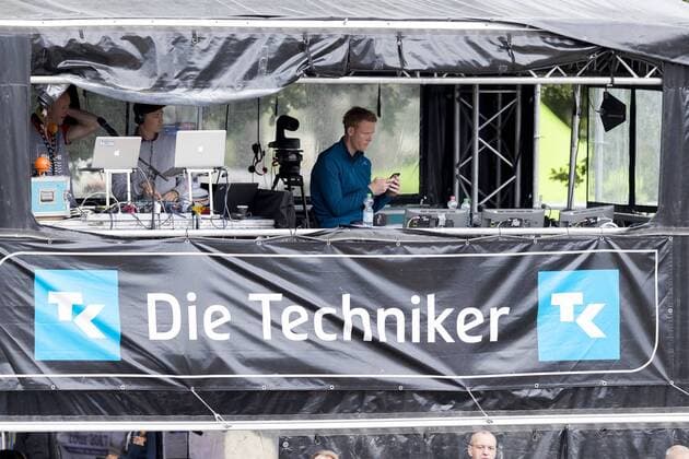 Olympiasieger Jonas Reckermann in der Regie mit Techniker Krankenkasse Aufdruck. Bergmann Harms vs Betzien Ehlers, Deutsche smart Beach-Volleyball Meisterschaften 2017, 01.09.17, 01.09.17 Timmendorfer Strand Schleswig-Holstein Germany Ahmann-Hager-Arena Copyright: xAgentur54Gradx xFelixxKoenigx