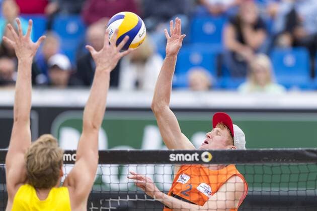 Nils Ehlers gegen Yannick Harms. Bergmann Harms vs Betzien Ehlers, Deutsche smart Beach-Volleyball Meisterschaften 2017, 01.09.17, 01.09.17 Timmendorfer Strand Schleswig-Holstein Germany Ahmann-Hager-Arena Copyright: xAgentur54Gradx xFelixxKoenigx