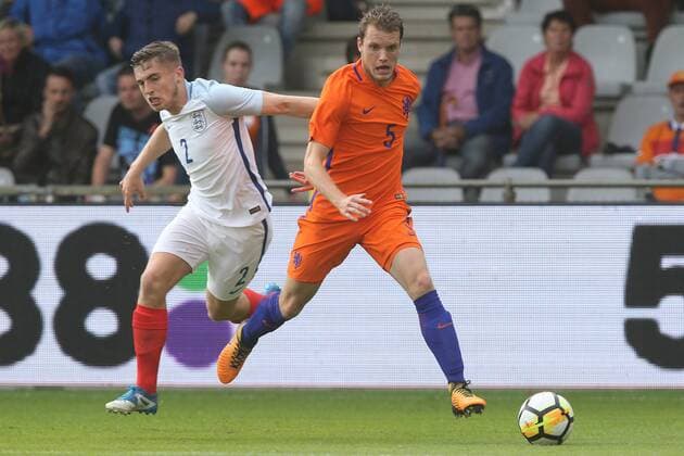 Jonjoe Kenny of England U21 U 21 Thomas Ouwejan of Holland U21 during the EURO U21 2017 qualifying match between Netherlands U21 and England U21 at the Vijverberg stadium on September 01, 2017 in Doetinchem, The Netherlands Netherlands U21 v England U21 EURO U21 2019 qualifier 2017 2018 xVIxVIxImagesx xTomxBodexMultimediaxIVx 8622768