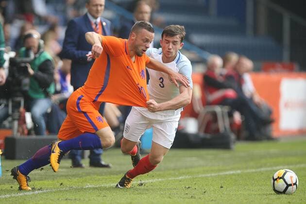 Bart Ramselaar of Holland U21 U 21 Ben Chilwell of England U21 during the EURO U21 2017 qualifying match between Netherlands U21 and England U21 at the Vijverberg stadium on September 01, 2017 in Doetinchem, The Netherlands Netherlands U21 v England U21 EURO U21 2019 qualifier 2017 2018 xVIxVIxImagesx xTomxBodexMultimediaxIVx 8622777