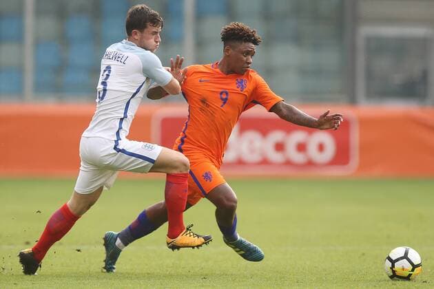 Bilder des Tages - SPORT Ben Chilwell of England U21 U 21 Steven Bergwijn of Holland U21 during the EURO U21 2017 qualifying match between Netherlands U21 and England U21 at the Vijverberg stadium on September 01, 2017 in Doetinchem, The Netherlands Netherlands U21 v England U21 EURO U21 2019 qualifier 2017 2018 xVIxVIxImagesx xTomxBodexMultimediaxIVx 8622817