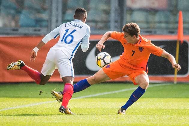 DOETINCHEM, De Vijverberg, 01-09-2017, Voetbal, EK kwalificatie, Jong Oranje - Jong Engeland. (L-R) Jong Engeland speler Ademola Lookman in duel met Jong Oranje speler Guus Til. Jong Oranje - Jong Engeland  x1688871x