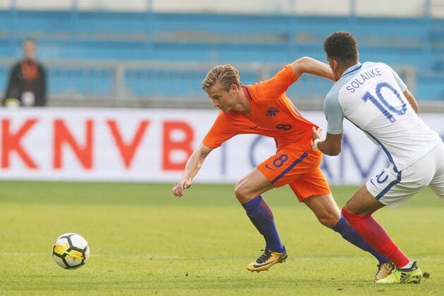 Frenkie de Jong of Holland U21 U 21 Dominic Solanke of England U21 during the EURO U21 2017 qualifying match between Netherlands U21 and England U21 at the Vijverberg stadium on September 01, 2017 in Doetinchem, The Netherlands Netherlands U21 v England U21 EURO U21 2019 qualifier 2017 2018 xVIxVIxImagesx xTomxBodexMultimediaxIVx 8622835