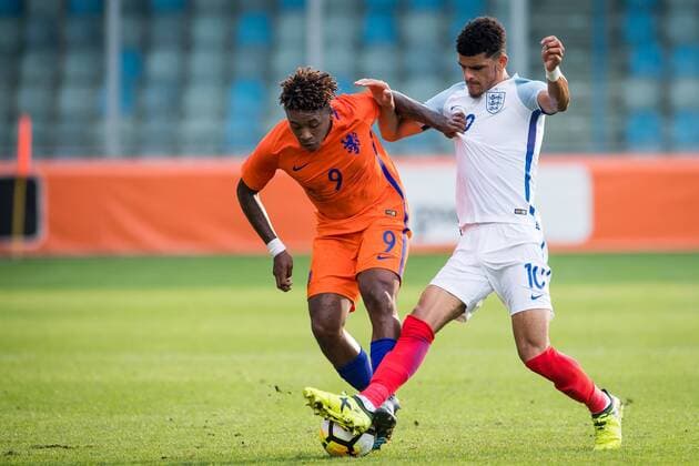 DOETINCHEM, De Vijverberg, 01-09-2017, Voetbal, EK kwalificatie, Jong Oranje - Jong Engeland. Jong Oranje speler Steven Bergwijn in duel met Jong Engeland speler Dominic Solanke. Jong Oranje - Jong Engeland  x1688930x