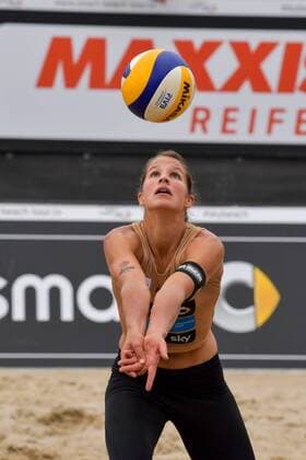 Deutsche smart Beach-Volleyball Meisterschaften Timmendorfer-Strand am 01.09.2017 Deutsche Beachvolleyball Meisterschaften 2017, Julia Sude (1, blond, Kappe), Chantal Laboureur (2) FOTO: TOM BLOCH xtbx