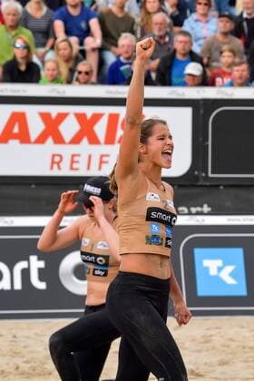 Deutsche smart Beach-Volleyball Meisterschaften Timmendorfer-Strand am 01.09.2017 Deutsche Beachvolleyball Meisterschaften 2017, Julia Sude (1, blond, Kappe), Chantal Laboureur (2) FOTO: TOM BLOCH xtbx