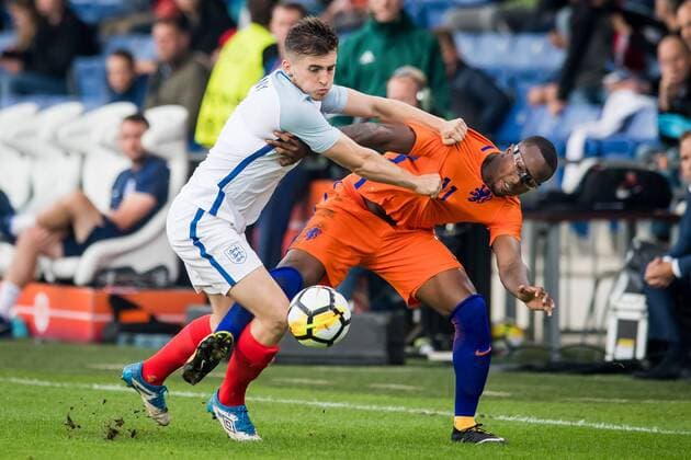 DOETINCHEM, De Vijverberg, 01-09-2017, Voetbal, EK kwalificatie, Jong Oranje - Jong Engeland. Jong Engeland speler Jonjoe Kenny in duel met Jong Oranje speler Gervane Kastaneer. Eindstand 1-1. Jong Oranje - Jong Engeland  x1689002x