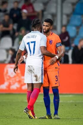 DOETINCHEM, De Vijverberg, 01-09-2017, Voetbal, EK kwalificatie, Jong Oranje - Jong Engeland. Jong Engeland speler Kasey Palmer en Jong Oranje speler Jermain St. Juste na afloop. Eindstand 1-1. Jong Oranje - Jong Engeland  x1689049x