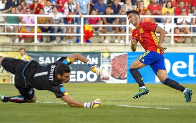 Spain s midfielder Mikel Merino (R) scores before Italian goalkeeper Simone Scuffet (L) during the Under-21 friendly soccer match between Spain and Italy at Salto del Caballo stadium, in Toledo, Spain, 01 September 2017. Spain vs Italy !ACHTUNG: NUR REDAKTIONELLE NUTZUNG!  Copyright: xIsmaelxHerrerox 20170901-636398950767574170