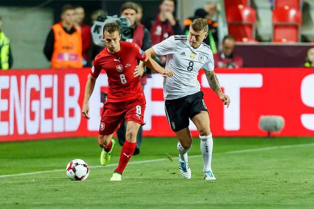 Prag, Tschechische Republik, 01.09.2017, Laenderspiel, WM-Qualifikation, Tschechische Republik - Deutschland, Vladimir Darida (CZE) und Toni Kroos (GER) im Zweikampf ( DeFodi507