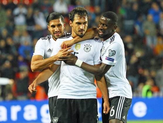 celebrate the goal, Torjubel zum 1:2 von Mats Hummels (Deutschland Germany) mit Emre Can (Deutschland Germany) und Antonio Rüdiger (Deutschland Germany) - 01.09.2017: Tschechische Republik vs. Deutschland, Eden Arena