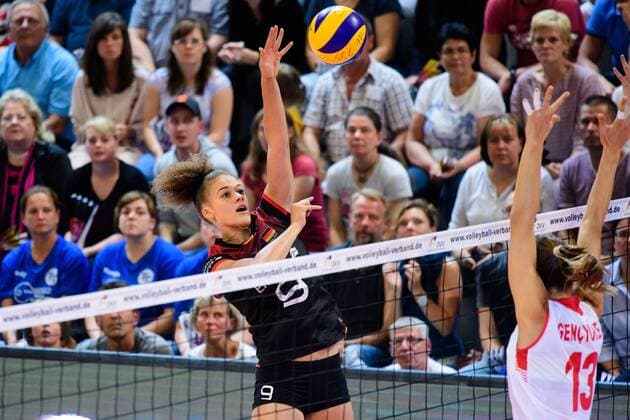 01.09.2017, Palmberg Arena, Schwerin Volleyball, Länderspiel Laenderspiel, Deutschland vs. Türkei Tuerkei Angriff Kimberly Drewniok ( 9 GER) - Block Neriman Ozsoy Gencyürek Gencyuerek ( 13 TUR)