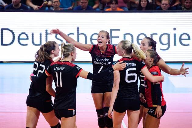 Bilder des Tages - SPORT 01.09.2017, Palmberg Arena, Schwerin Volleyball, Länderspiel Laenderspiel, Deutschland vs. Türkei Tuerkei Jubel Lisa Gründing Gruending ( 22 GER), Louisa Lippmann ( 11 GER), Maren Brinker ( 4 GER), Jennifer Geerties ( 6 GER), Denise Hanke ( 3 GER), Lenka Dürr Duerr ( 1 GER)
