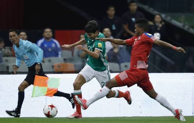 Mexico s player Jûrgen Damm (L) fights for the ball with Panama s Luis Ovalle (R), during the FIFA World Cup WM Weltmeisterschaft Fussball 2018 qualifying soccer match between Mexico and Panama in Mexico City, Mexico, 01 September 2017. MÉXICO VS PANAMÁ !ACHTUNG: NUR REDAKTIONELLE NUTZUNG!  Copyright: xJosexMendezx MEX83 20170902-636399230454103434