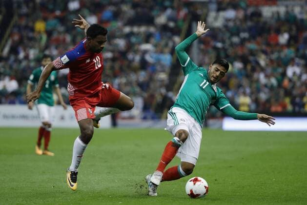 Mexico s player Carlos Vela (R) fights for the ball with Panama s Ricardo buitrago (L), during the FIFA World Cup WM Weltmeisterschaft Fussball 2018 qualifying soccer match between Mexico and Panama in Mexico City, Mexico, 01 September 2017. MÉXICO VS PANAMÁ !ACHTUNG: NUR REDAKTIONELLE NUTZUNG!  Copyright: xJosexMendezx MEX89 20170902-636399241067095434