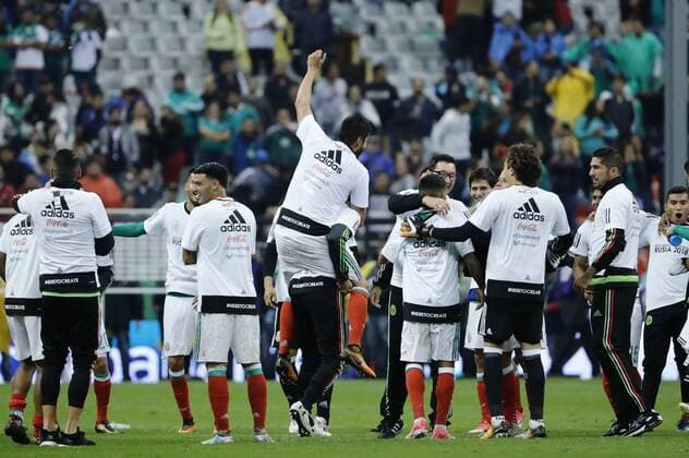 Mexico s players celebrate their passage to the 2018 World Cup at the end of the FIFA World Cup WM Weltmeisterschaft Fussball 2018 qualifying soccer match between Mexico and Panama in Mexico City, Mexico, 01 September 2017. MÉXICO VS PANAMÁ !ACHTUNG: NUR REDAKTIONELLE NUTZUNG!  Copyright: xJosexMendezx MEX92 20170902-636399312239505431