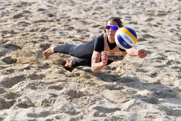 Deutsche smart Beach-Volleyball Meisterschaften Timmendorfer-Strand am 02.09.2017 Deutsche Beachvolleyball Meisterschaften 2017, Julia Sude (1, blond, Kappe), Chantal Laboureur (2), Einzug ins Halbfinale FOTO: TOM BLOCH xtbx