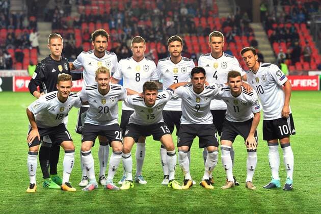 Teamfoto,Team,Mannschaft,Mannschaftsfoto,h.v.li:Torwart Marc Andre ter STEGEN (GER),Matts HUMMELS (GER),Toni KROOS (GER),Jonas HECTOR (GER),Matthias GINTER (GER). Vorne v.li:Joshua KIMMICH (GER),Julian BRANDT (GER),Thomas MUELLER (GER),Lars STINDL (GER),Timo WERNER (GER),Mesut OEZIL (GER). Fussball Laenderspiel, WM-Qualifikation, Tschechien (CZE)- Deutschland (GER) 1-2, am 01.09.2017, E D E N A R E N A PRAG