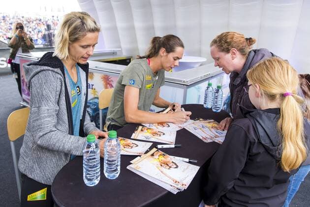 Laura Ludwig und Kira Walkenhorst bei einer Autogrammstunde im Smart-Zelt. Deutsche smart Beach-Volleyball Meisterschaften 2017, 02.09.17 Timmendorfer Strand Schleswig-Holstein Germany Ahmann-Hager-Arena Copyright: xAgentur54Gradx xFelixxKoenigx