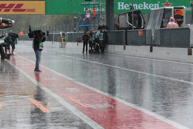 02.09.2017- Free practice 3, heavy rain in Pitlane Italian Grand Prix, Monza 31 August - 03 September 2017 02.09.2017- Free practice 3, heavy rain in Pitlane 