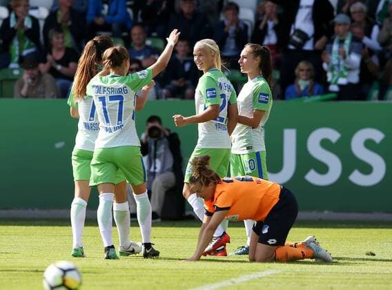 Wolfsburger Jubel um Pernille Harder (VfL Wolfsburg)