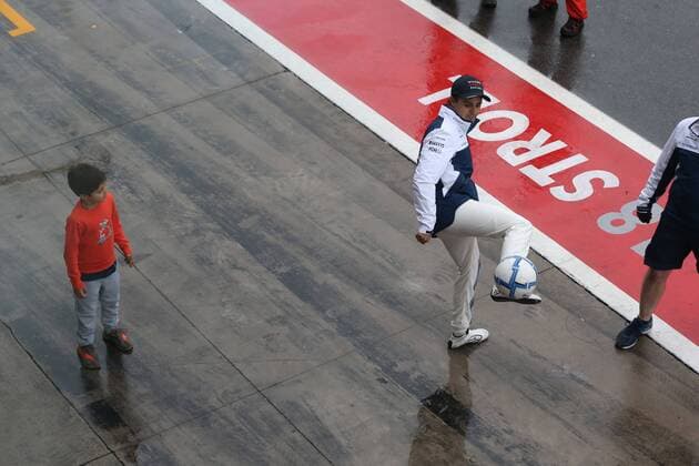 02.09.2017- Qualifying, Felipe Massa (BRA) Williams F1 Team FW40 is playing football with his son Felipinho (BRA) and Williams mechanics Italian Grand Prix, Monza 31 August - 03 September 2017 02.09.2017- Qualifying, Felipe Massa (BRA) Williams F1 Team FW40 is playing football with his son Felipinho (BRA) and Williams mechanics 